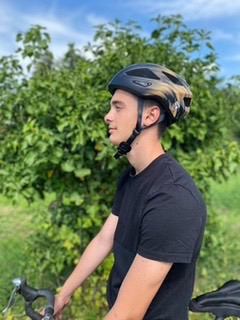 Casque Macator porté par un cycliste, en extérieur