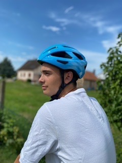Casque Macator porté par un cycliste, en extérieur