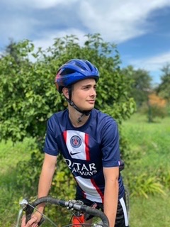 Casque Macator porté par un cycliste, en extérieur
